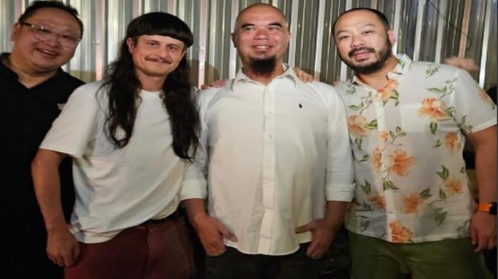 OLIVER TREE MENINGGAL - Ahmad Dhani membagikan foto kenangan bersama Oliver Tree saat bintang dunia itu berkunjung ke Indonesia dan kediamannya beberapa waktu lalu sebelum meninggal
