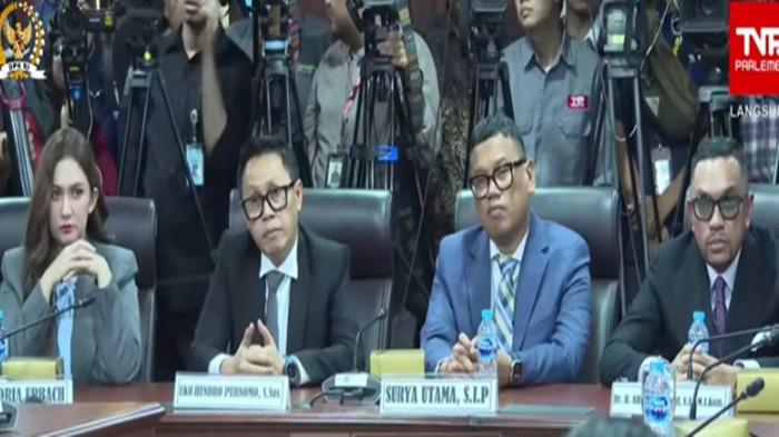SIDANG MKD DPR- Ahmad Sahroni, Uya Kuya, Eko Patrio, Nafa Urbach duduk sejajar di barisan depan terlihat tegang menyimak pembacaan putusan hakim dalam sidang putusan Mahkamah Kehormatan Dewan (MKD) DPR RI di kompleks parlemen, Senayan, Jakarta, Rabu (5/11/2025).