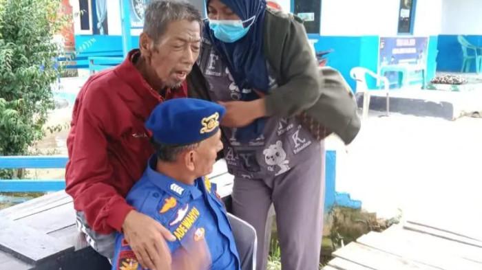 Aksi Humanis Bripka Ade Wahyu Gendong Lansia Sakit di Perairan Musi Banyuasin