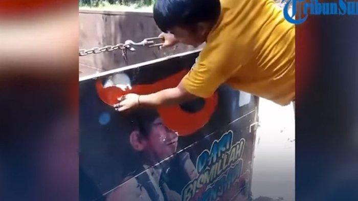 VIDEO Aksi Sopir Truk Robek Stiker Gus Miftah Kecewa Olok-olok Penjual Es Teh, Singgung Soal Adab