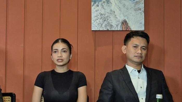 KLARIFIKASI - Ratu Sofya (kiri) menggelar konferensi pers di Jakarta Selatan, Sabtu (23/5/2026). Aktris muda Ratu Sofya buka suara  membantah keras kabar bahwa dirinya telah melayangkan somasi hukum kepada ibu kandungnya sendiri.