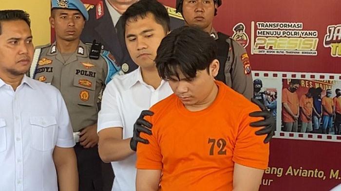 PELAKU PEMBUNUHAN DAN MUTILASI - Alvi Maulana (24) pelaku pembunuhan dan mutilasi korban yang ditemukan di Pacet, Mojokerto, Sabtu (6/9/2025). Alvi membunuh dan memutilasi kekasihnya menggunakan pisau dapur, pisau daging, gunting baja seng hingga palu.