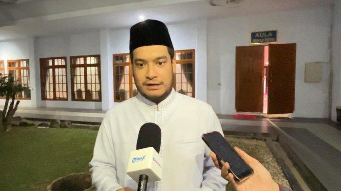 BUPATI BUTON HILANG - Bupati Buton, Alvin Akawijaya Putra dilaporkan 'hilang' oleh warganya ke kepolisian karena tidak bisa ditemui di manapun dalam beberapa pekan ke belakang. Ternyata Alvin mengaku sedang berada di Jakarta untuk mencari pendanaan bagi daerahnya. Pasalnya, menurut Alvin, anggaran Pemkab Buton