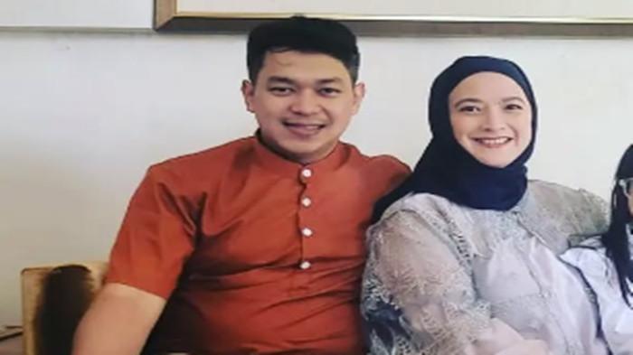 UMUMKAN CERAI - Andhara Early secara resmi mengumumkan bahwa pernikahan mereka telah berakhir Setelah membangun biduk rumah tangga selama kurang lebih 14 tahun,