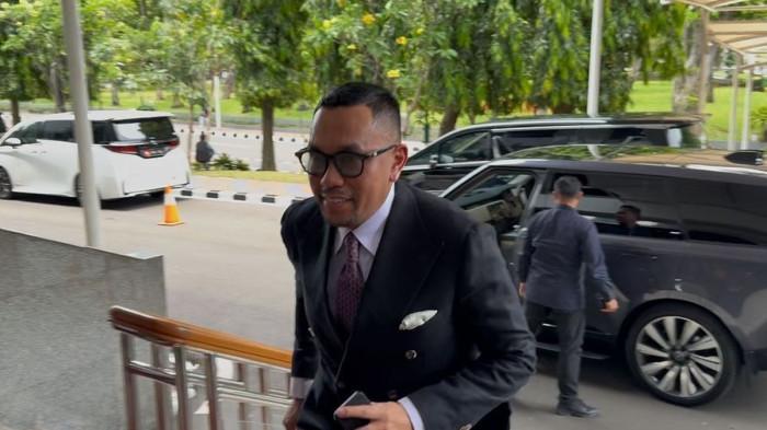 AHMAD SAHRONI - Anggota DPR nonaktif Ahmad Sahroni datang ke Gedung DPR, Senayan, Jakarta, Rabu (5/11/2025) sambil berlari. Ia dinonaktifkan selama 6 bulan dari DPR terbukti bersalah langgar kode etik. Kini ia menerima lapang dada.