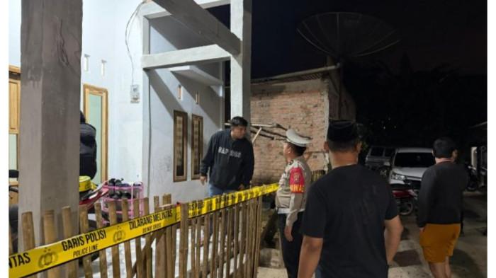 BUNUH ISTRI - Anggota Polres Pagar Alam saat melakukan mengamankan TKP pembunuhan di Air Perikan Kota Pagar Alam. Diduga pembunuhan ini dilakukan suami kepada istrinya.