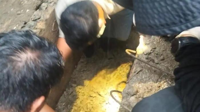 KORBAN PEMBUNUHAN - Anggota Sat Reskrim Polresta Manokwari evakuasi jasad perempuan korban pembunuhan yang dikubur dalam septic tank di salah satu bangunan di kawasan Reremi Manokwari, Selasa (11/11/2025). Pelaku membunuh karena ingin merampok terlilit utang pinjol.