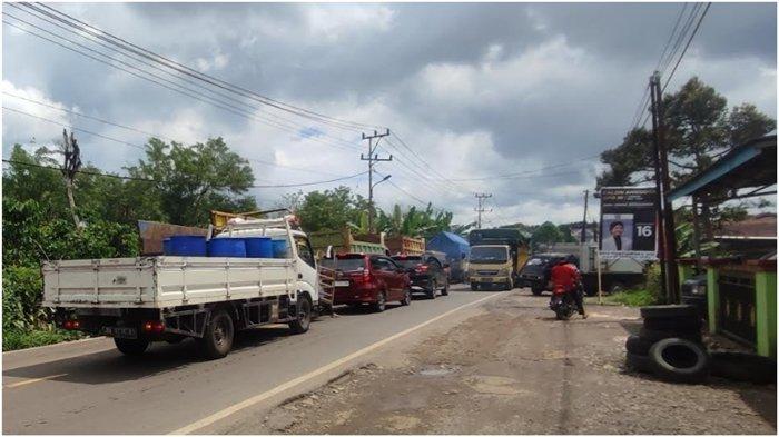 Antre Isi BBM di SPBU Pagaralam, Truk dan Fuso Makan Badan Jalan Bikin Macet