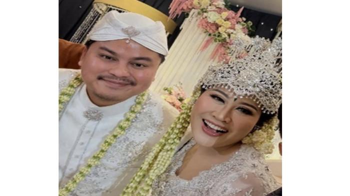 BOIYEN MENIKAH - Boiyen resmi menikah dengan Rully Anggi. Anwar BAB tak kuasa menahan tangisnya saat memeluk Boiyen usai resmi dinikahi Rully Anggi Akbar.