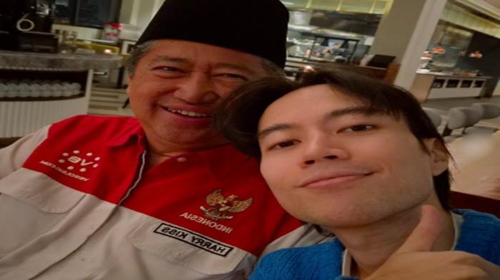 VIDI ALDIANO MENINGGAL- Ayah Vidi Aldiano, Harry Kiss, memilih cara berbeda untuk melepas kepergian putra tercinta, ia selalu mendoakan umur panjang yang memiliki makna lain
