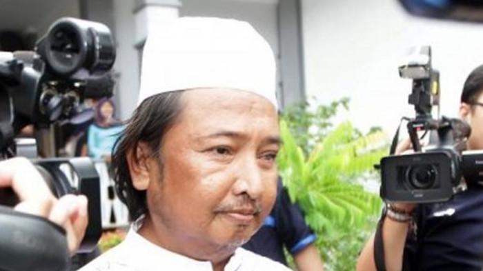 AYAH MARSHANDA MENINGGAL - Ayahanda Marshanda, Irwan Yusuf saat berjalan menuju ruang barak di Panti Sosial Bina Insani Bangun Daya 2, Cipayung, Jakarta Timur, Senin (28/3/2016). Marshanda sampaikan kabar duka sang ayah meninggal d