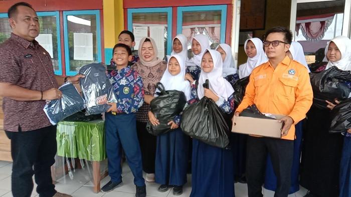 Bahagianya Ratusan Murid SMPN 13 OKU Dapat Seragam Sekolah Gratis dari Bupati-Wakil Bupati