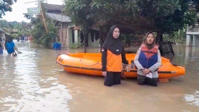 Banjir di Muara Enim Berdampak ke Ratusan KK, Banyak yang Memilih Bertahan di Rumah