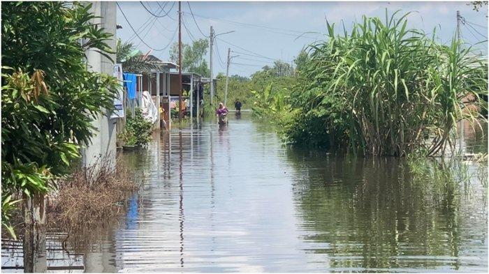Kasihan Anak-anak Kedinginan, Banjir di Perumahan GBL Sekayu Muba, Air Selutut Orang Dewasa