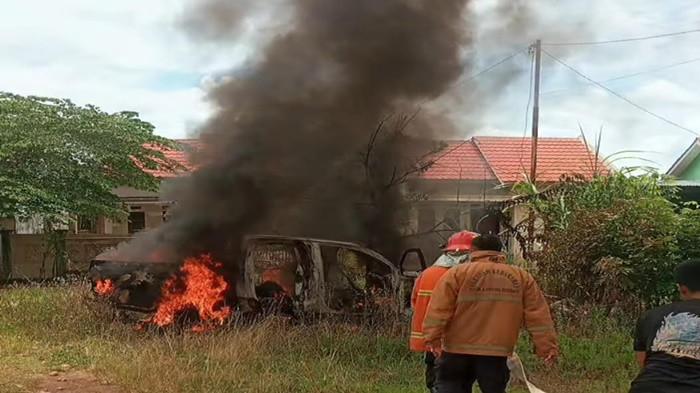 Berawal Anak Main Api, Mobil Toyota Hilux di Lubuklinggau Hangus Terbakar, Ayahnya Panik