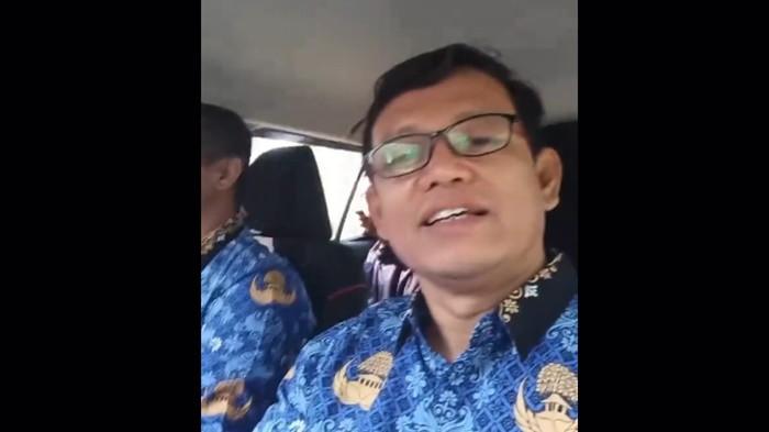 PAMER MOBIL- Beredar video aksi seorang perangkat pria berseragam dinas korpri berwarna biru seloroh memamerkan mobil yang ditumpanginya meski digaji Rp2 juta