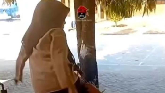 KASUS PERUNDUNGAN- Beredar video seorang siswi SMK Balanipa, Polman Sulbar anak kepala sekolah diduga menendang korban SA (16) berulang kali karena masalah kebersihan