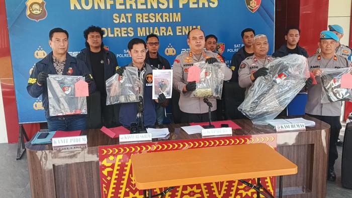 UNGKAP KASUS - Kapolres Muara Enim AKBP Hendri Syaputra didampingi Kasat Reskrim AKP M Andrian, Kanit Pidum Ipda Guntur serta Tim Rajawali Satreskrim Polres Muara Enim, dan Humas di Mapolres Muara Enim, menggelar jumpa pers ungkap kasus pembunuhan kurang dari 1x24 jam di Mapolres Muara Enim, Jumat (29/5/2026).