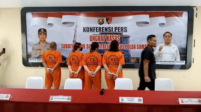 RILIS -- Empat orang tersangka peretas website SIBOS Dana Bos SMAN 2 Prabumulih digiring dan diamankan Subdit V Siber Ditreskrimsus Polda Sumsel, Kamis (2/4/2026). Keempatnya berhasil menguras saldo Dana Bos senilai Rp942,8 juta.
