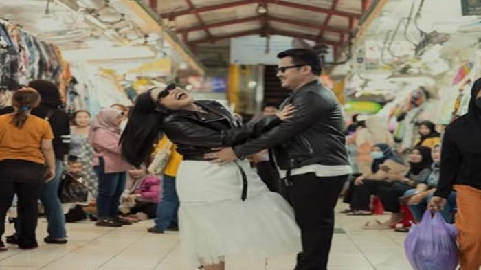 Boiyen dan Rully Anggi juga berpose di tengah