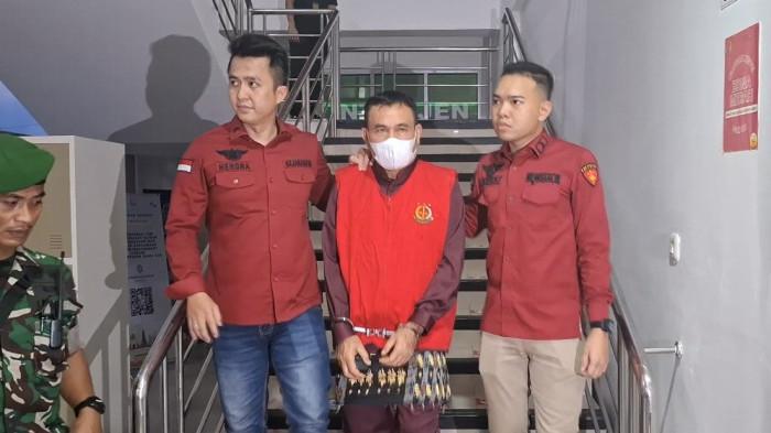 DIGIRING PETUGAS - Tersangka dugaan mafia tanah, Yansori digiring ke mobil tahanan, Rabu (7/1/2026) petang. Anggota DPRD Ogan Ilir itu selanjutnya ditahan di Lapas.