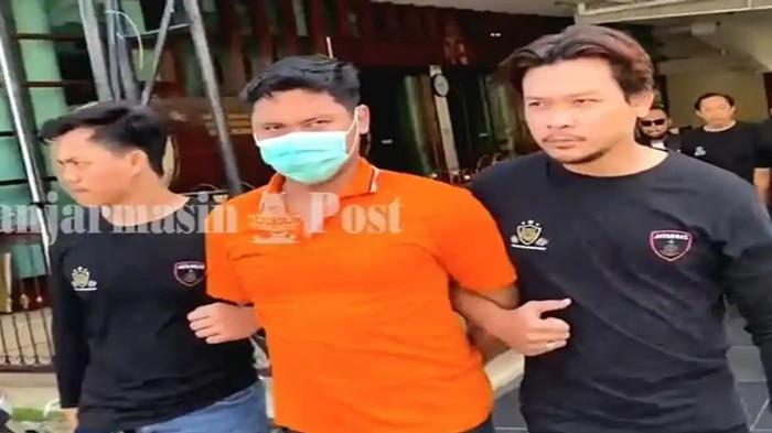 PELAKU BUNUH MAHASISWI ULM- Bripda Seili (20), oknum anggota Sat Samapta Polres Banjarbaru pelaku pembunu mahasiswi ULM, saat digiring oleh petugas Sat Reskrim Polresta Banjarmasin. Korban dikenal sosok yang mudah bergaul di kampusnya.