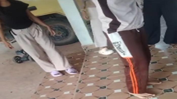 AKSI KEKERASAN -- Tangkap layar unggahan di pemilik akun Facebook Pek Tina yang beredar, Minggu (7/12/2025). Memperlihatkan aksi kekerasan yang dilakukan antar siswi SMP di Muratara. Pihak sekolah menyebut kejadian itu bukan perundungan melainkan perkelahian.