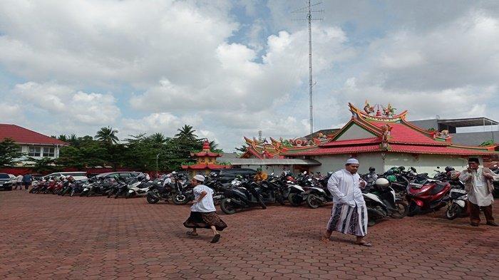 Bukti Kerukunan, Pengurus Kelenteng Tridharma Siapkan Lahan Parkir Peserta Ziarah Kubro Palembang