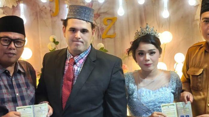 MENIKAH - Suasana saat berlangsungnya akad nikah antara bule Amerika dengan gadis asal Kecamatan Selangit, Musi Rawas.