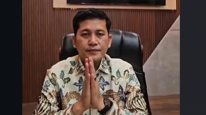BUPATI ACEH SELATAN -  Bupati Aceh Selatan Mirwan MS akhirnya muncul sampaikan permintaan maafnya usai berangkat umrah tanpa izin ditengah kondisi wilayahnya dilanda banjir dan longsor.