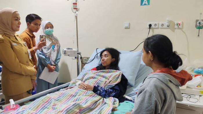 KAKAK ADIK DI KENDAL - Bupati Kendal, Dyah Kartika Permanasari menjenguk kedua anak Setianingsih yang terkulai lemas di RSI Boja Kendal, Senin (3/11/2025). Setianingsih sebelumnya ditemukan meninggal pada 1 November dengan kondisi jenazah yang sudah membusuk.