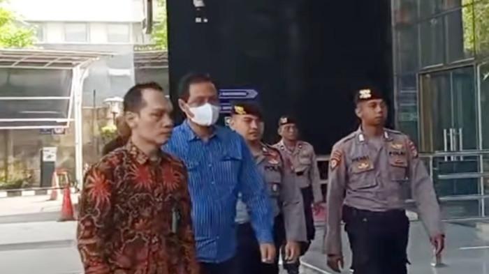 DIITETAPKAN TERSANGKA - Bupati Muara Enim, Edison, tiba di Gedung Merah Putih Komisi Pemberantasan Korupsi (KPK), Jakarta, pada Selasa pagi (9/6/2026). Ia resmi ditetapkan sebagai tersangka