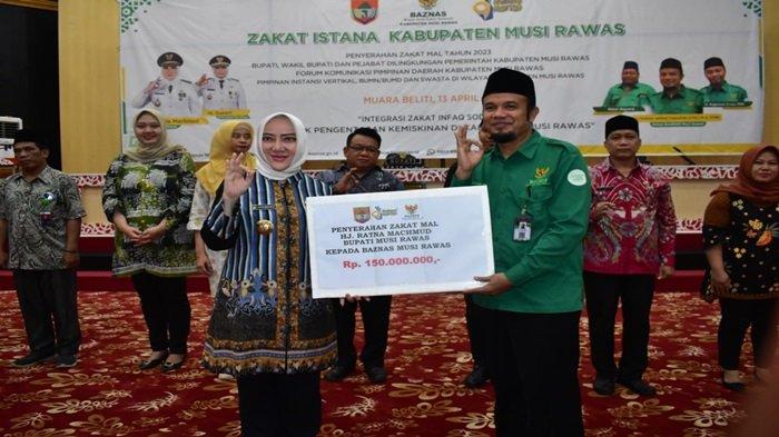 Hj Ratna Machmud Serahkan Zakat Mal Sebesar Rp150 Juta, Ingatkan Masyarakat Tunaikan Zakat