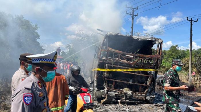 KECELAKAAN : Bus ALS hangus terbakar usai alami kecelakaan matu di Muratara, Rabu (6/5/2026) 16 orang tewas dari tabrakan bus ALS dengan truk tangki tersebut.