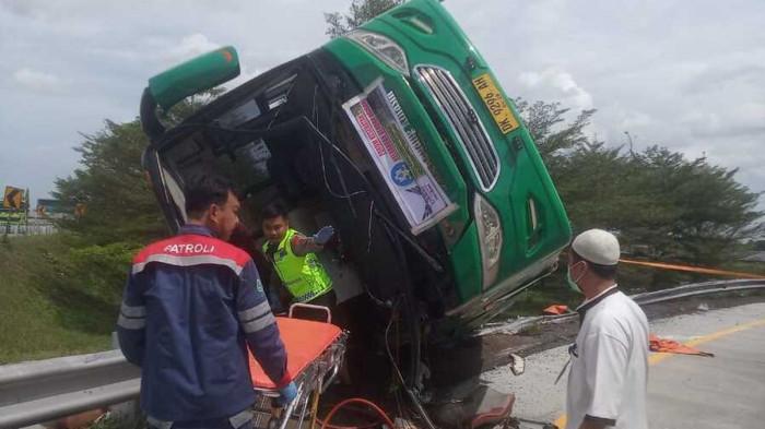 Bus yang terguling dievakuasi ke jalur exit tol Gandulan Pemalang