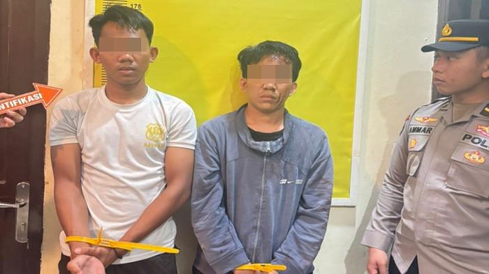 DITANGKAP POLISI -- EPP (22), satpam dan SI (25), pengawas SPBU 24.301.111 Punti Kayu Palembang ditangkap polisi, Kamis ( 2/4/2026) subuh usai terlibat cekcok berujung tewasnya seorang sopir truk gegara pembelian solar.