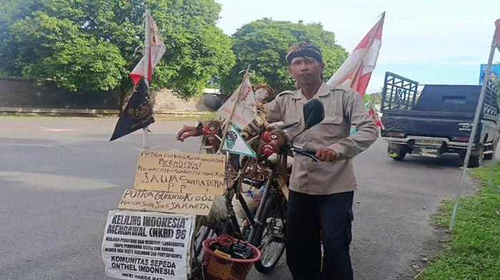 Cerita Untung, Warga Asal Yogyakarta Kayuh Sepeda Berhias Topeng Keliling Indonesia, Singgah di OKI