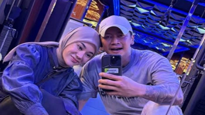 BONGKAR PERSELINGKUHAN SUAMI- Clara Shinta bongkar dugaan perselingkuhan sang suami saat keduanya tengah liburan ke Thailand, ia membagikan tindakan tak senonoh suaminya sedang VC