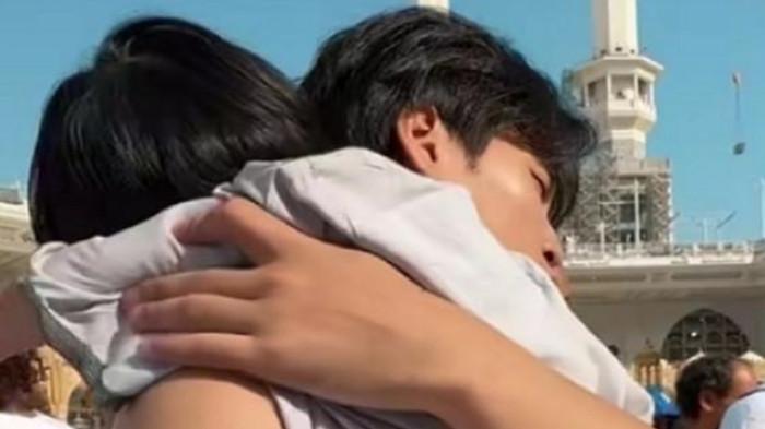 Na Daehoon Jalani Ibadah Umrah Sambil Gendong Anaknya Setelah Ramain Kabar Diselingkuhi Jule