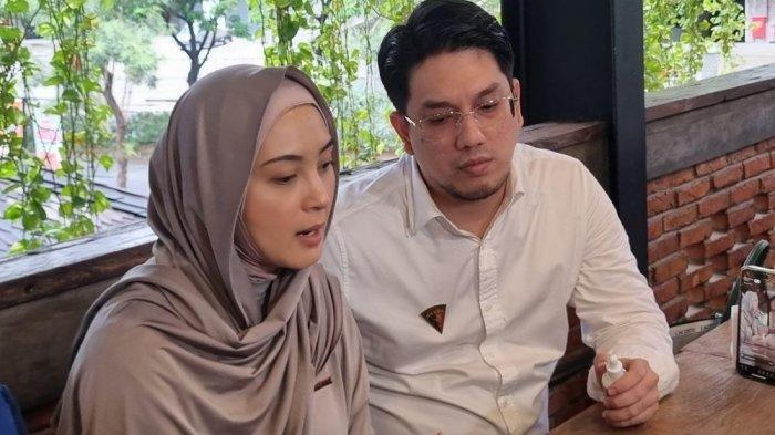 DELLA PUSPITA DITIPU - Artis Della Puspita (kiri) bersama suaminya, Arman Wosi (kanan) ketika gelar jumpa pers di kawasan Bekasi Jawa Barat, Selasa (28/1/2025). Niatnya ingin membantu teman, Della Puspita menjadi korban penipuan travel umrah hingga rugi Rp300 juta.