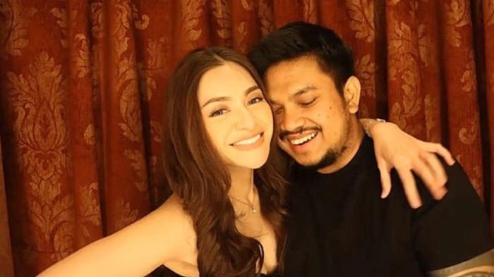 PACAR NATHALIE HOLSCHER- DJ Nathalie Holscher memberikan sinyal kuat akan segera melepas status jandanya dalam waktu dekat dengan pria bernama Arief Fadli alias Aripat.