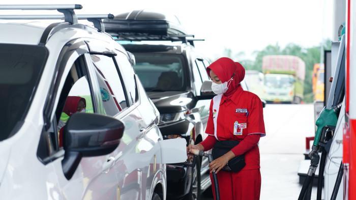 HARGA BBM -- Di wilayah Sumatera Barat, harga eceran Pertamax kini ditetapkan sebesar Rp17.000/liter, sementara Pertamax Turbo menjadi Rp21.650 dan Pertamina Dex Rp25.900.