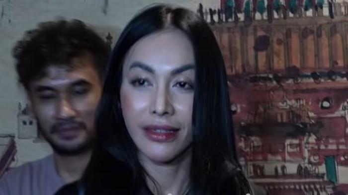DENADA- Denada hanya bisa menyaksikan momen sakral pernikahan putranya, Ressa Rosano melalui sambungan video call, siapkan kado spesial untuk Ressa.