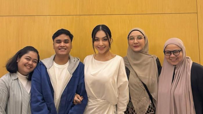 ANAK KANDUNG DENADA - Pertemuan Denada dan putranya, Ressa Rizky Rosano. Denada menunjukkan perhatiannya yang besar dengan menawarkan tempat tinggal bagi Ressa putra sulungnya agar bisa menetap di Jakarta.