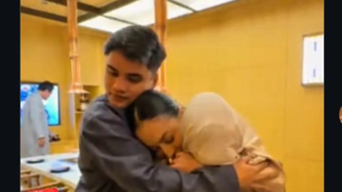 DENADA BERTEMU RESSA - Denada merayakan Lebaran bersama Ressa Rizky Rossano dan Ratih. Dalam momen itu Denada tak kuasa menangis dan memeluk sang anak.