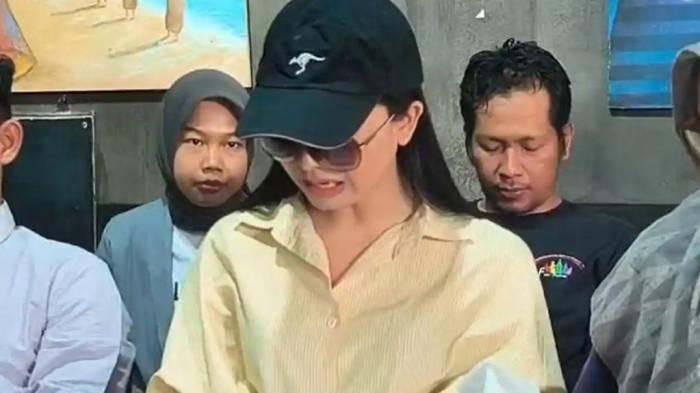 PERS KONFERS- Deni Apriadi MUA yang nyamar jadi wanita di Desa Mujur, Kecamatan Praya