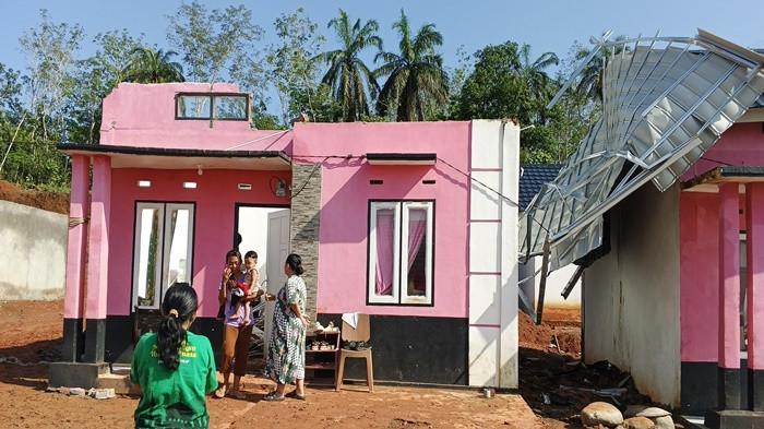 ANGIN PUTING BELIUNG -- Kondisi terkini rumah yang atapnya diterjang angin puting beliung di Jalan Kerengak, Perumahan Baverly Hills RT 6 Kelurahan Batu Urip, Kecamatan Lubuklinggau Utara II, Kamis (16/4/2026). Dua bocah yang berada di rumah mengalami luka akibat tertimpa reruntuhan yang diterjang angin puting beliung.