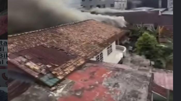 KEBAKARAN - Detik-detik kebarakan terjadi di kawasan KM 6 Jalan Kolonel H. Barlian, tepatnya di depan Punti Kayu, Palembang, Sumatra Selatan, pada Sabtu (28/3/2026) direkam warga sekitar.