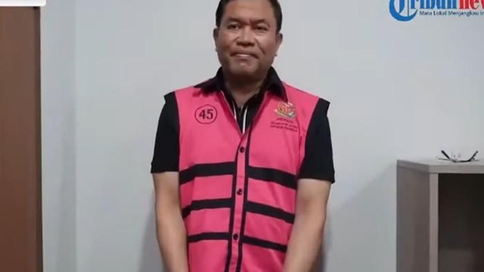 DITANGKAP- Di balik dinding sel tahanan Kejagung, mantan Wakil Kepala BGN Sony Sonjaya rupanya sempat meninggalkan pesan emosional kepada Nanik S. Deyang.