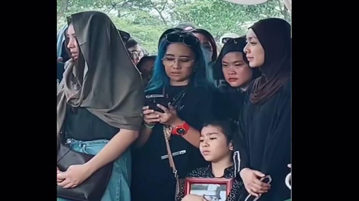 PEMAKAMAN GARY ISKAK- Di tengah proses berkabung di pemakaman aktor Gary Iskak, muncul wanita berambut biru menuai sorotan sibuk main handphone hingga disemprot anak Gary